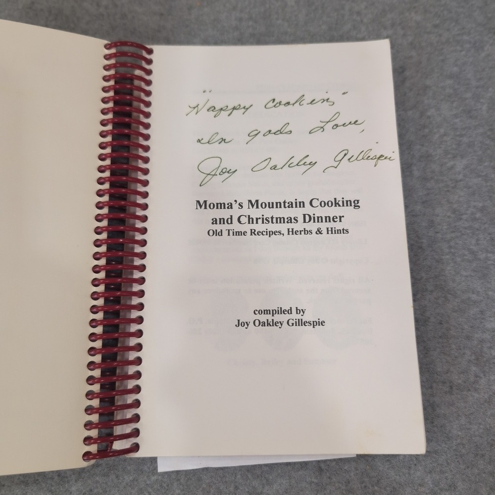 Moma's Mountain Cooking and Her Christmas Dinner Joy Oakley Gillespie Signed VG+ - Picture 3 of 4